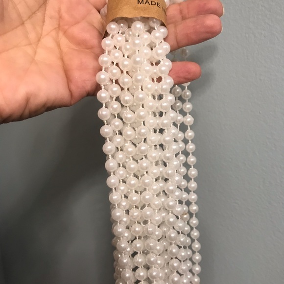 🛍 White Plastic Pearl Mardi Gras Necklaces - Picture 6 of 6